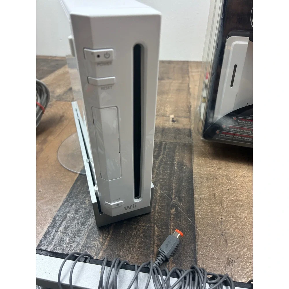 Nintendo Wii Console White Bundle RVL-001 2 Remotes 6 Games Gigaware Charger